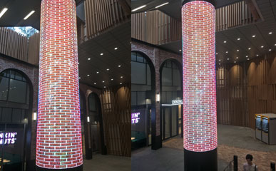 vns9848威尼斯城P2.5柔性LED圆柱屏亮相韩国地铁站